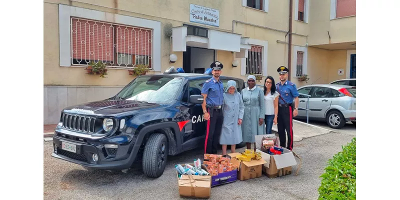 Carabinieri Della Locale Stazione Donano Alla Caritas Alimenti